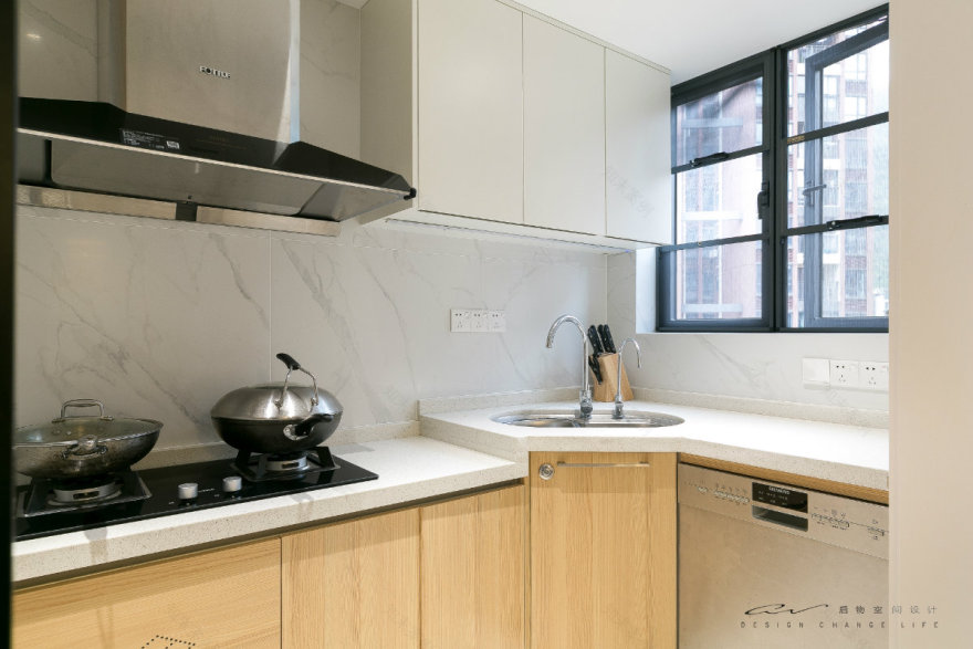 双主卧 90 平空间设计,木色电视墙与仿生植物的完美融合-31