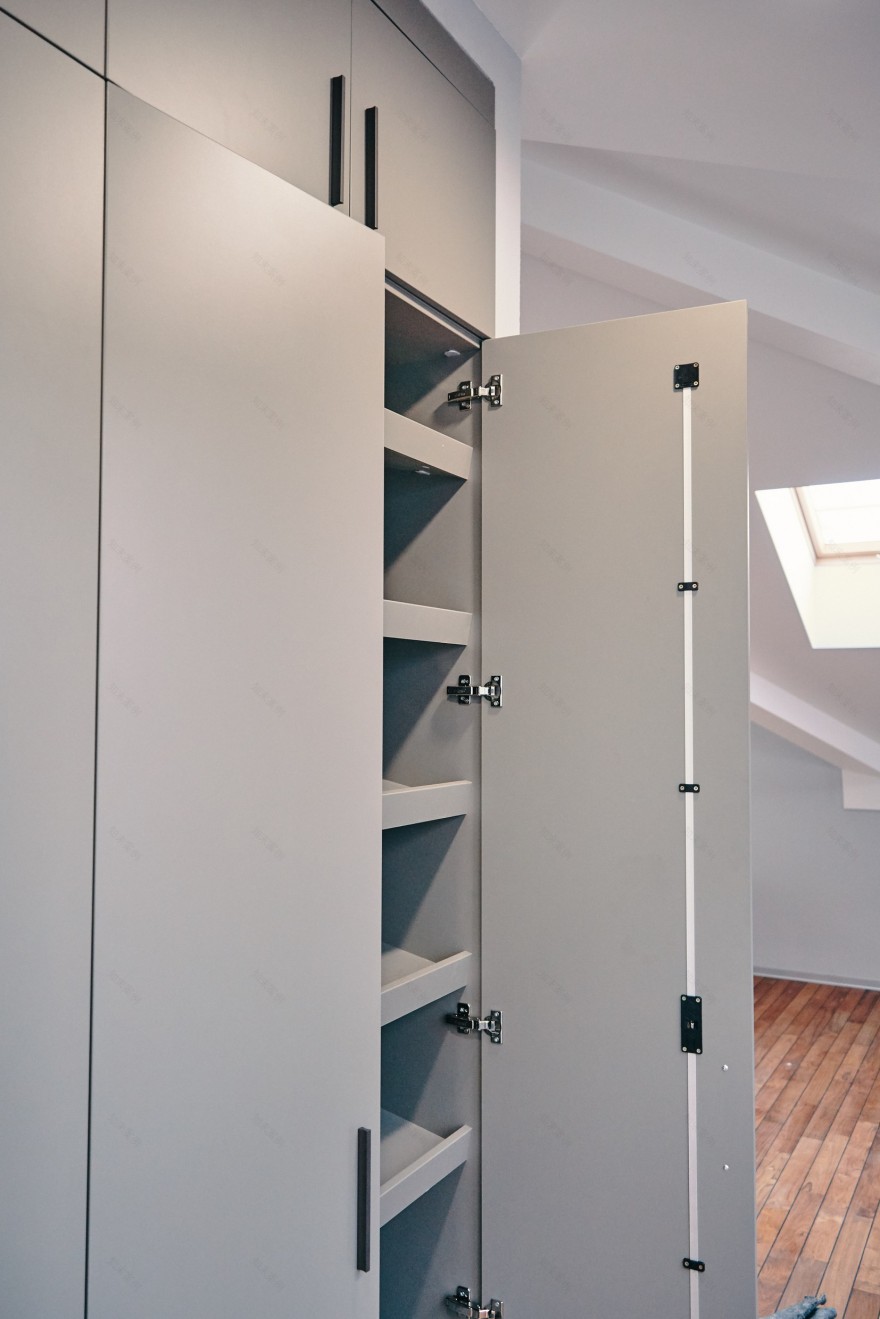 灰色 Raumplus 平开门衣柜 极简设计-6