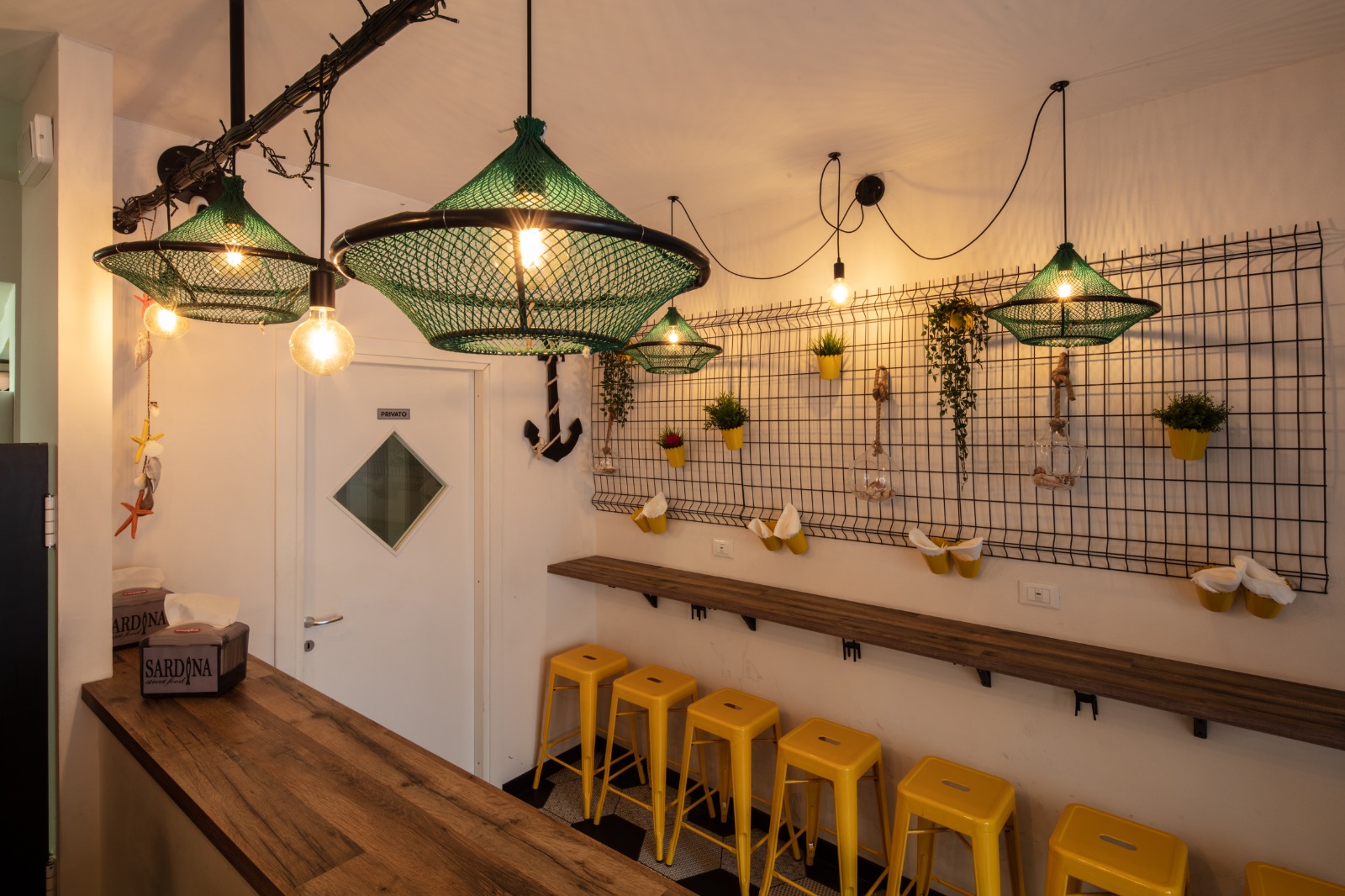 紧凑型鱼主题街头美食店设计-8