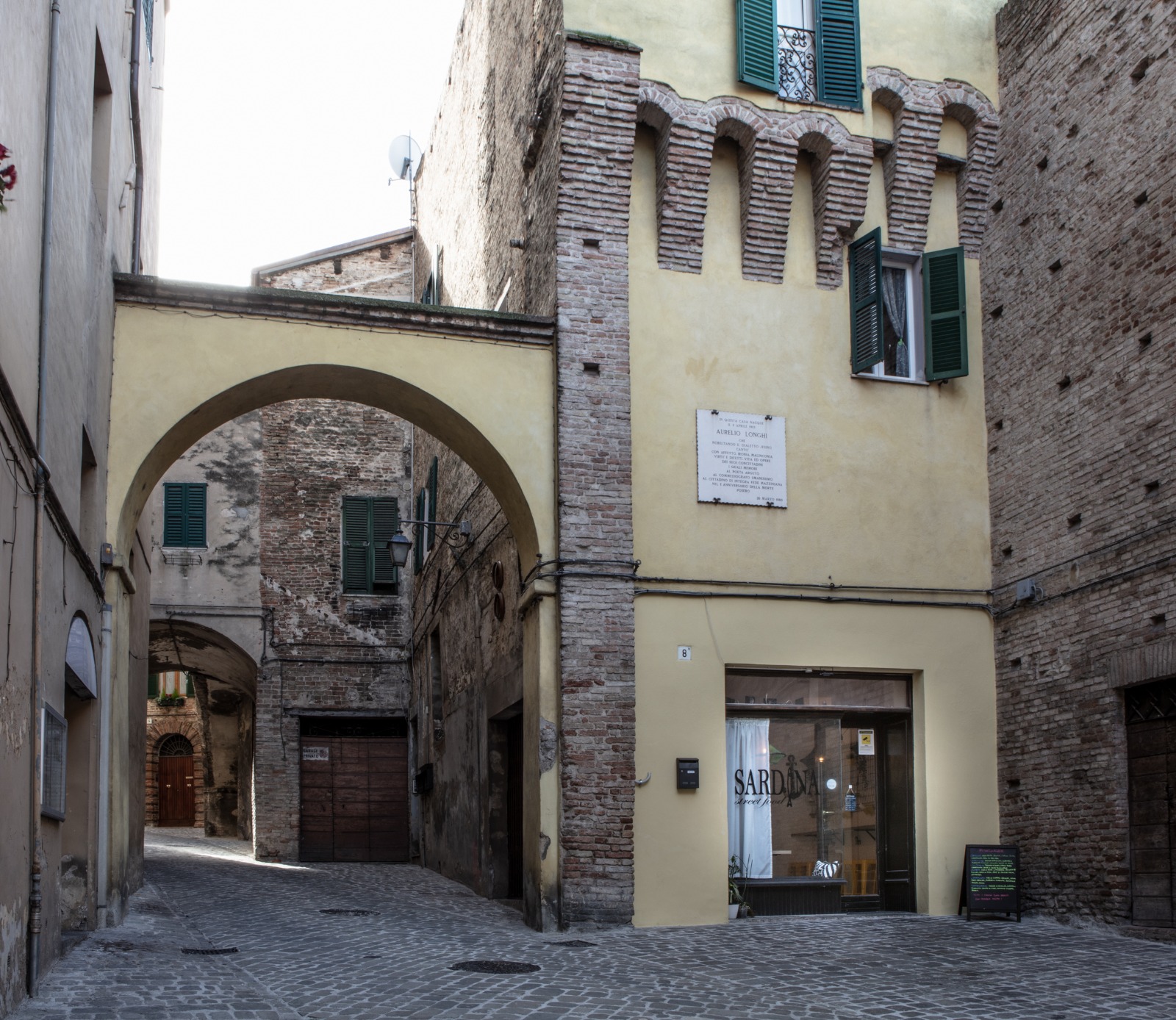 紧凑型鱼主题街头美食店设计-7