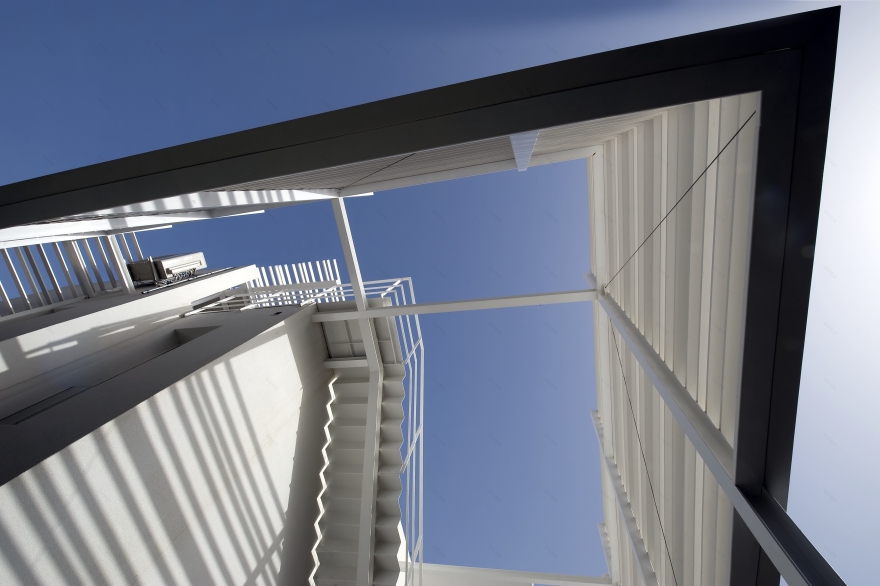 海滨别墅的现代蜕变 | 纯净、简约与功能性完美融合-11