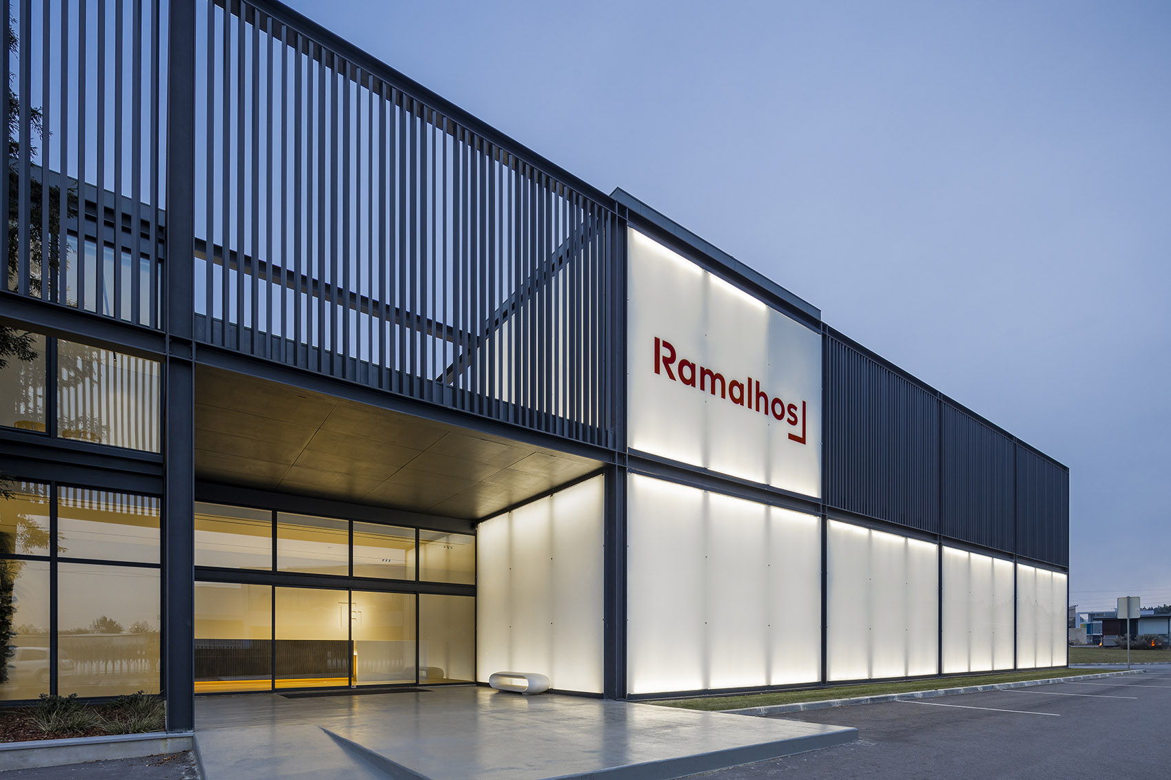 Ramalhos办公空间改造与扩建，葡萄牙/简洁纯粹的展示和办公空间-11