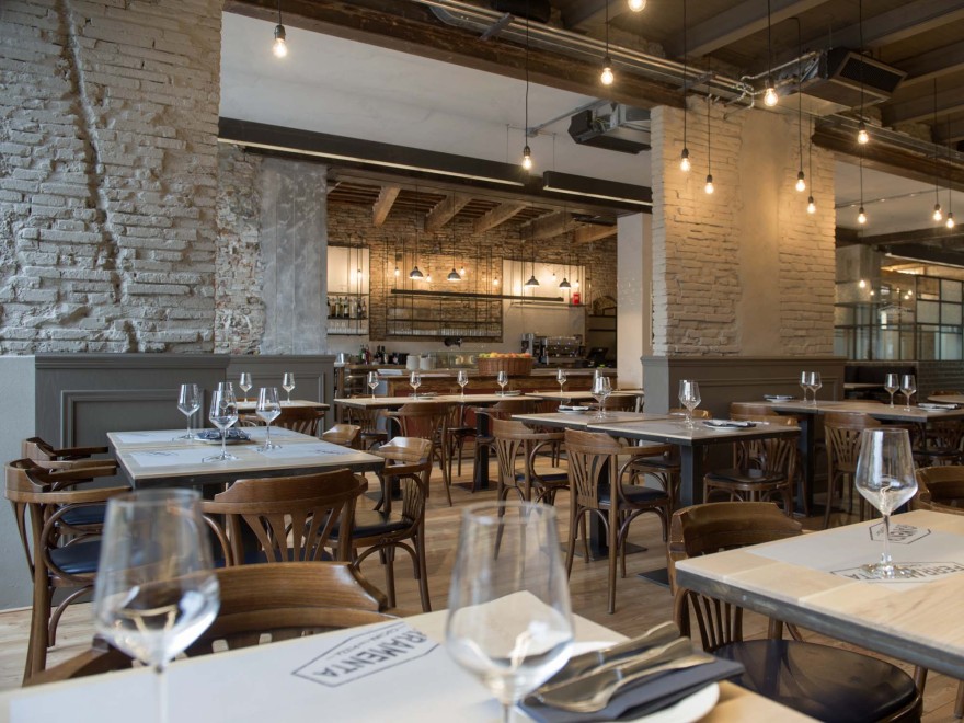 乡村铁器店变身优雅餐厅,传统工艺与美食的完美融合-3