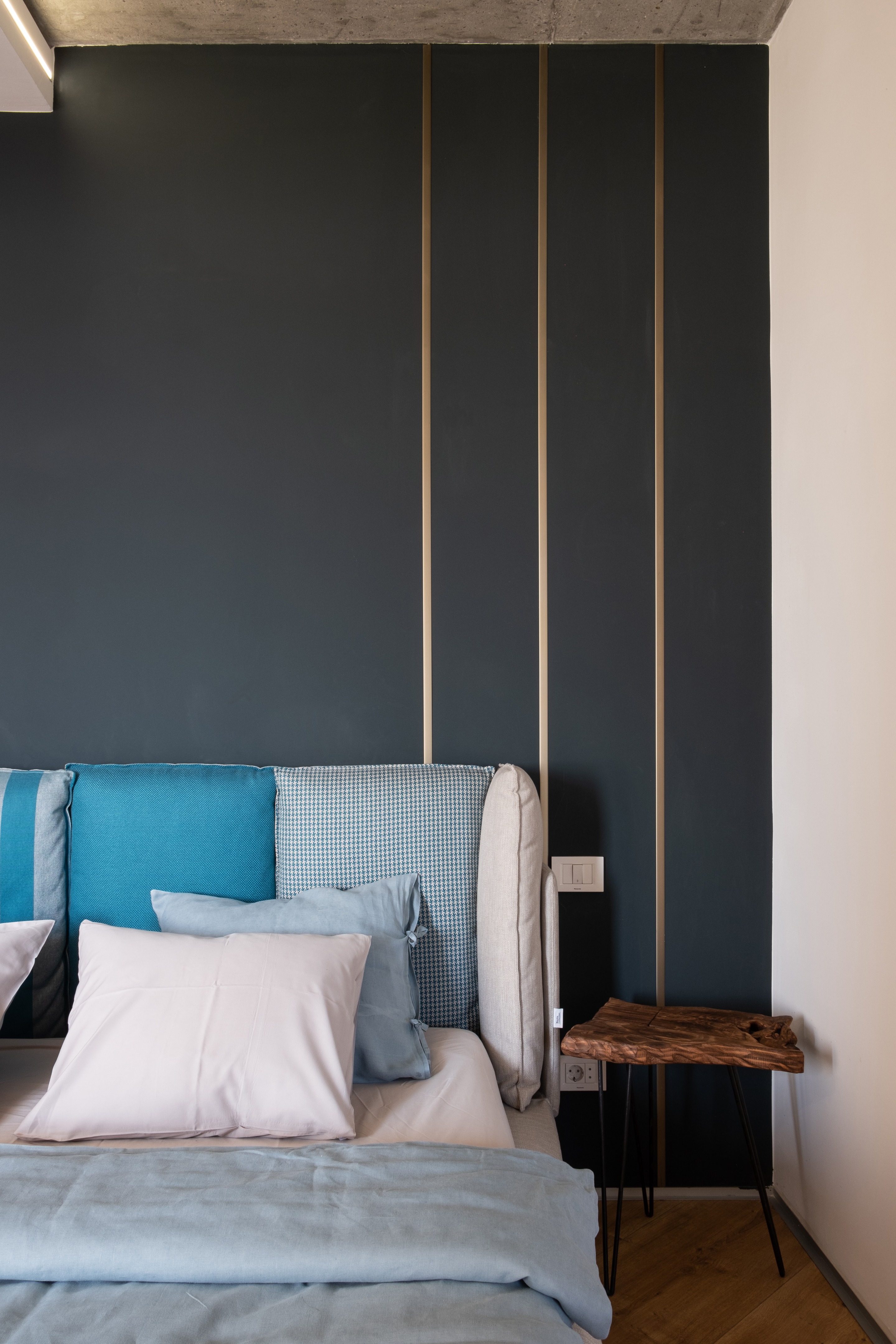 黑白极简公寓，融入自然的粗犷之美-15