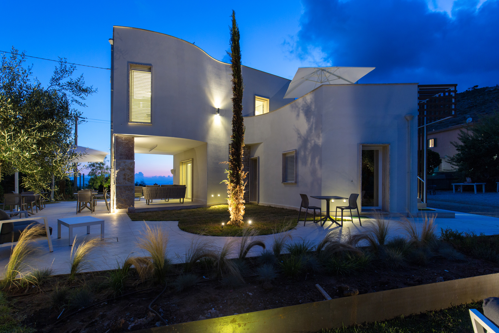 地中海风格别墅融入自然,展现双面魅力-8