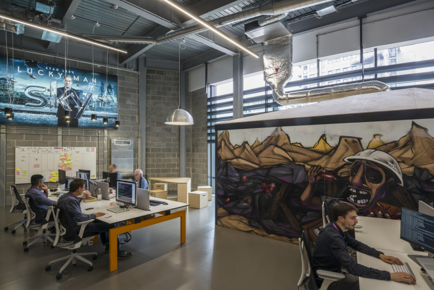 天空传媒打造工业风数字中心-11