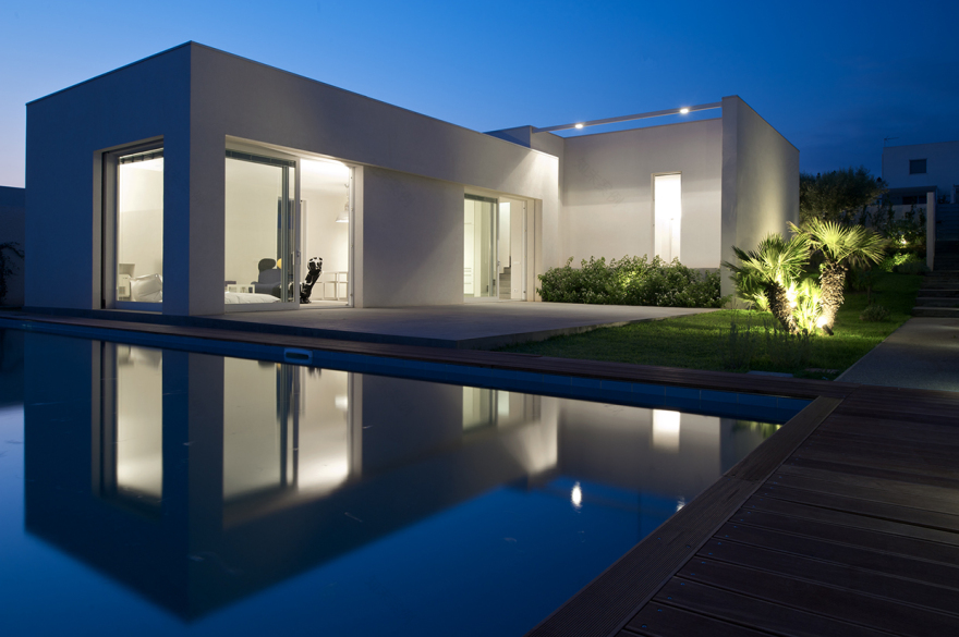 岩石与绿植共生的意式别墅设计-0