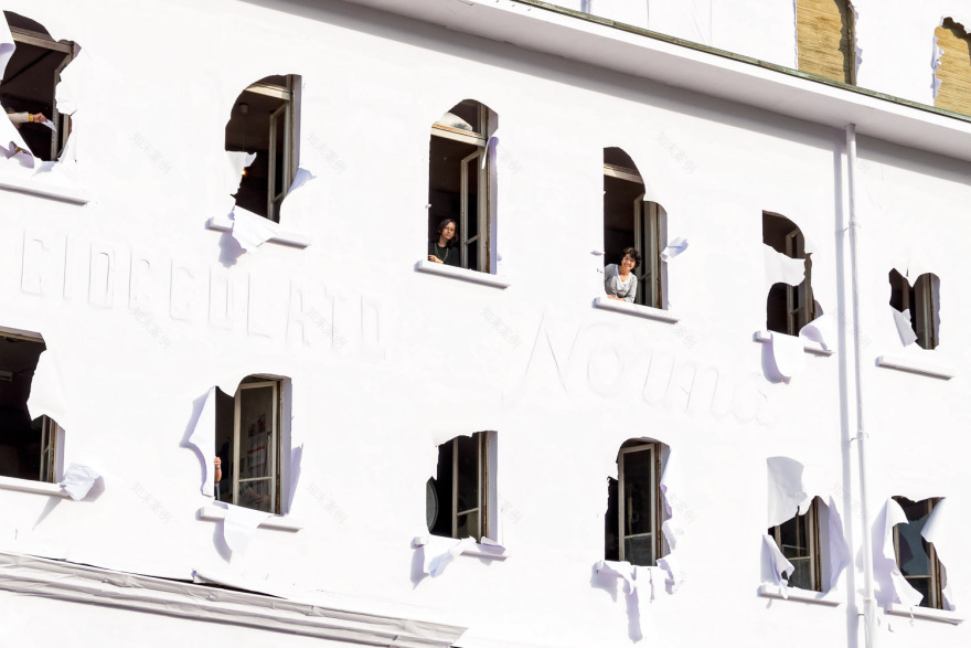 瑞士巧克力工厂“纸建筑”的临时空间艺术-23