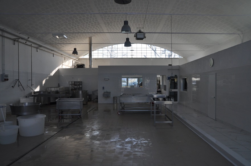 复古车间变身奶酪工坊,手工制作展现纯粹美味-2