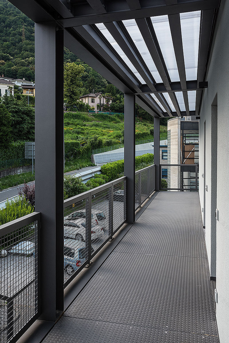 瑞士卢加诺湖畔别墅改建,金属质感与优雅湖景的完美融合-11
