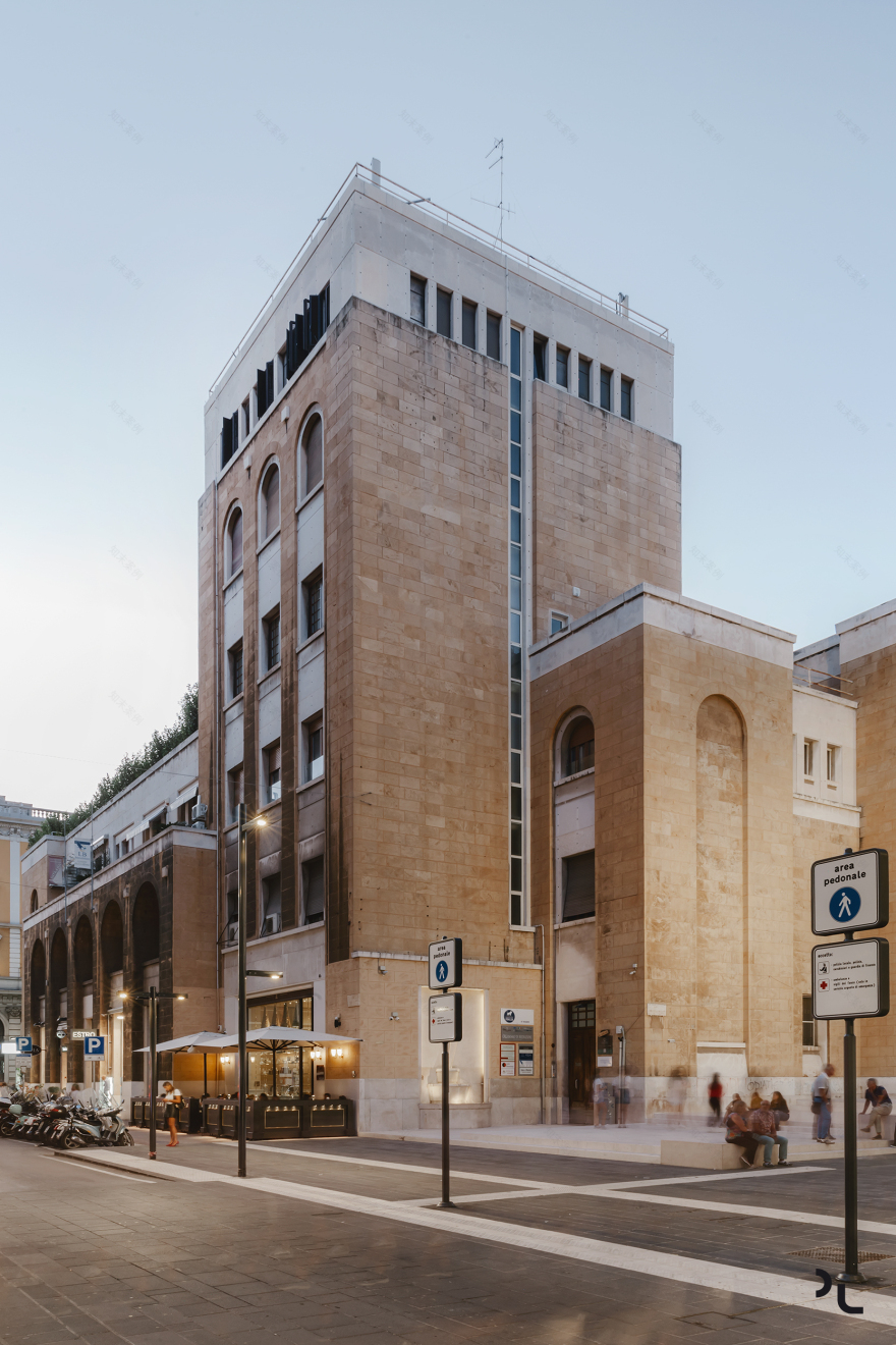 双层现代居所,历史建筑中的新生-43