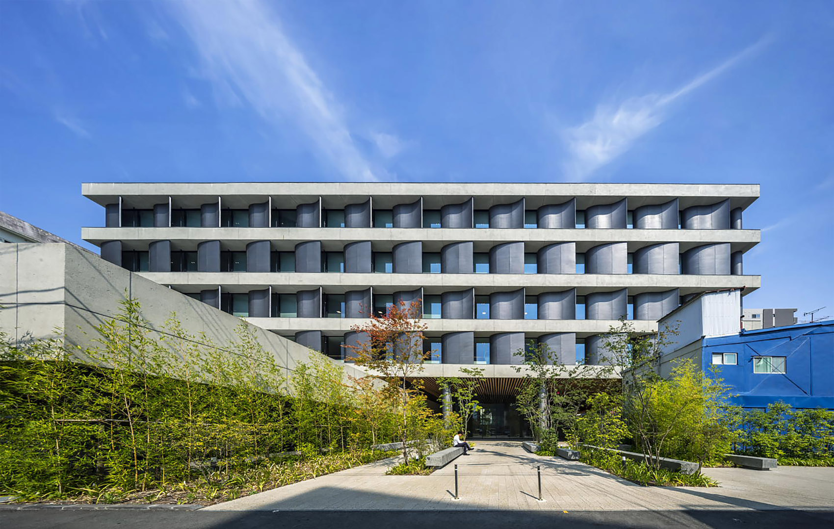 熊本城下町 · 融合环境特色的现代办公建筑丨日本熊本丨日建设计-11