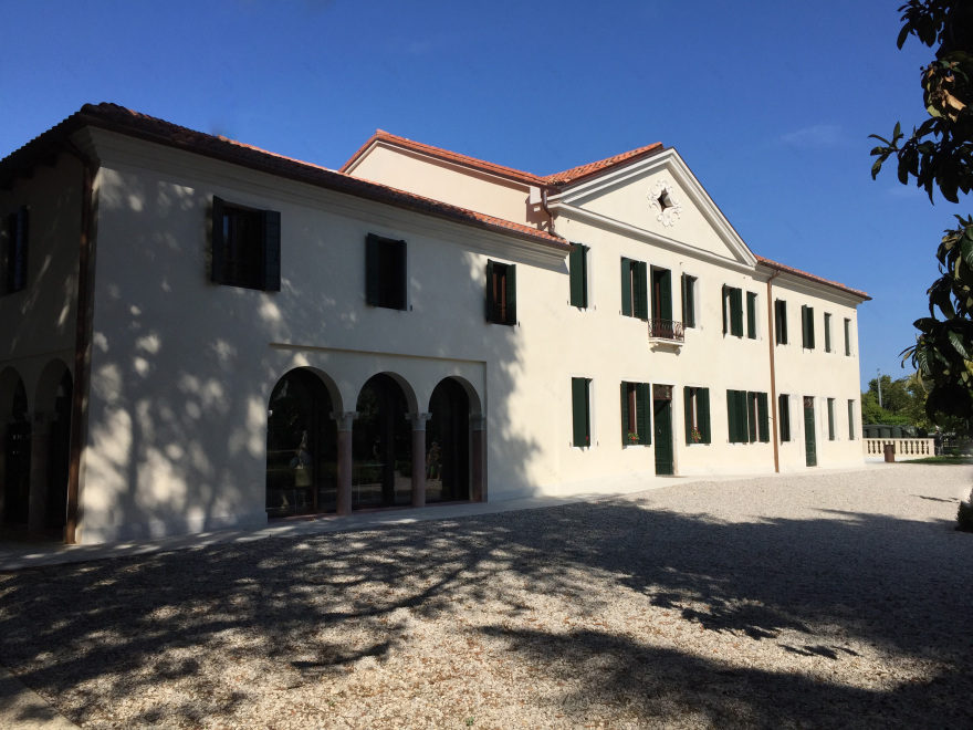 意大利古宅变身现代图书馆-0