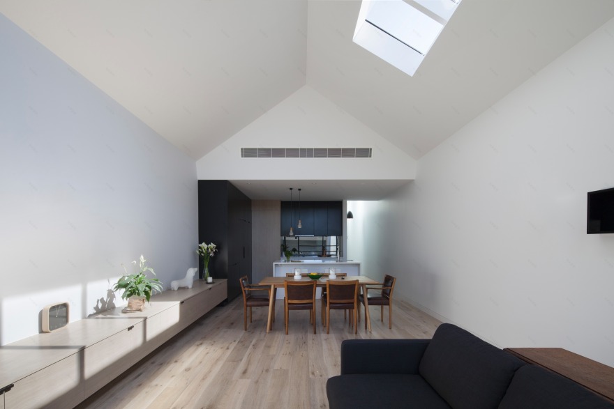 墨尔本城市别墅翻新,开放式布局与后院相连-8