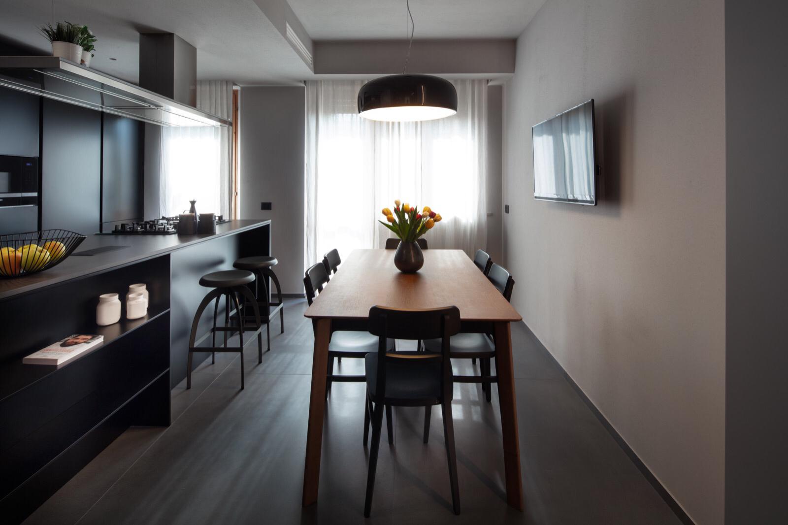 85 平米公寓的开放式设计 | 以厨房为中心的家庭生活空间-1