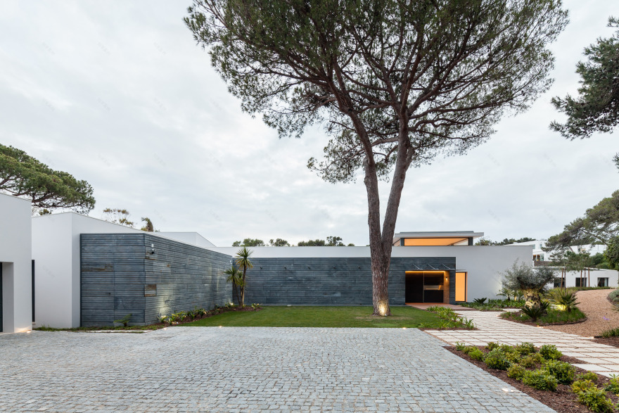 葡萄牙别墅和谐重生,室内外空间完美融合-40