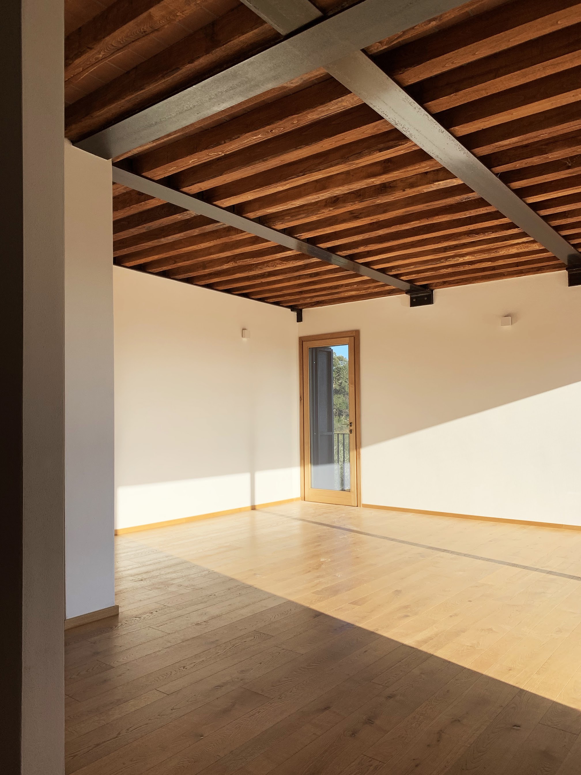 嵌入山丘的简约之家-5