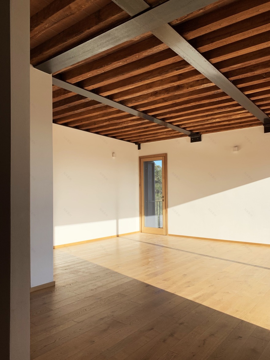 嵌入山丘的简约之家-5