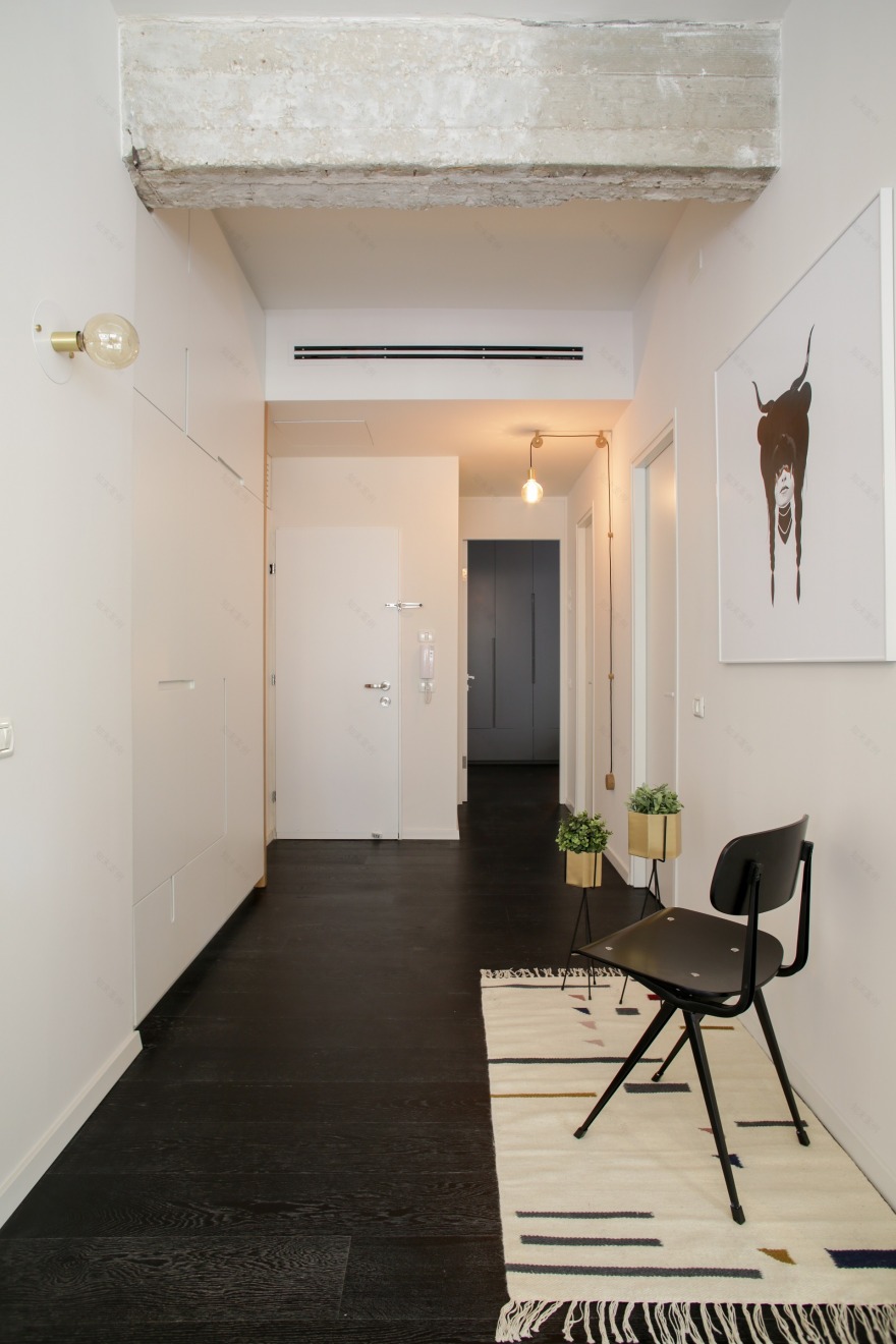 旧公寓变身为城市节奏的现代居所-11