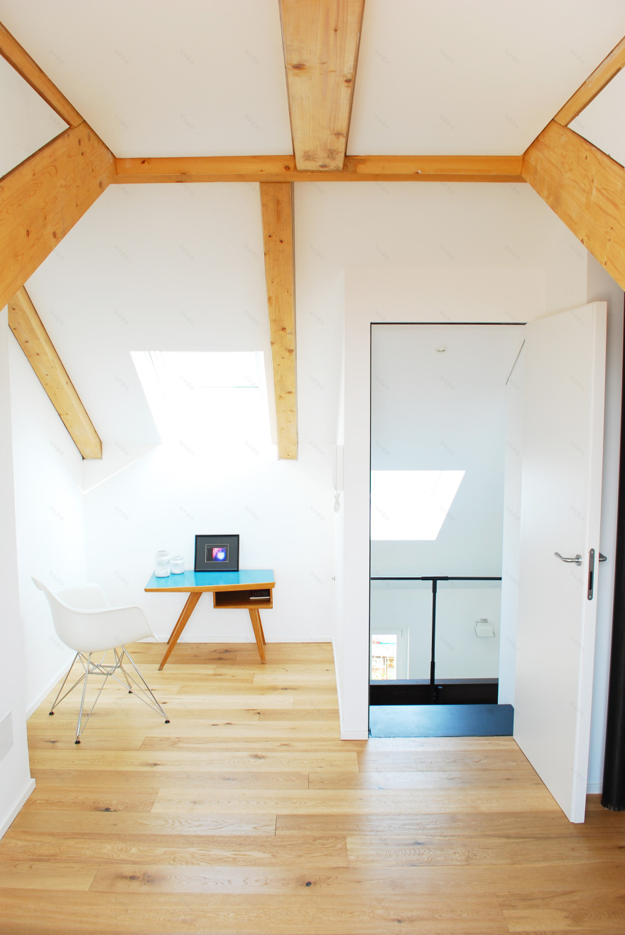 都灵多元文化区三层复式公寓 | 金属折叠楼梯营造双高空间-10