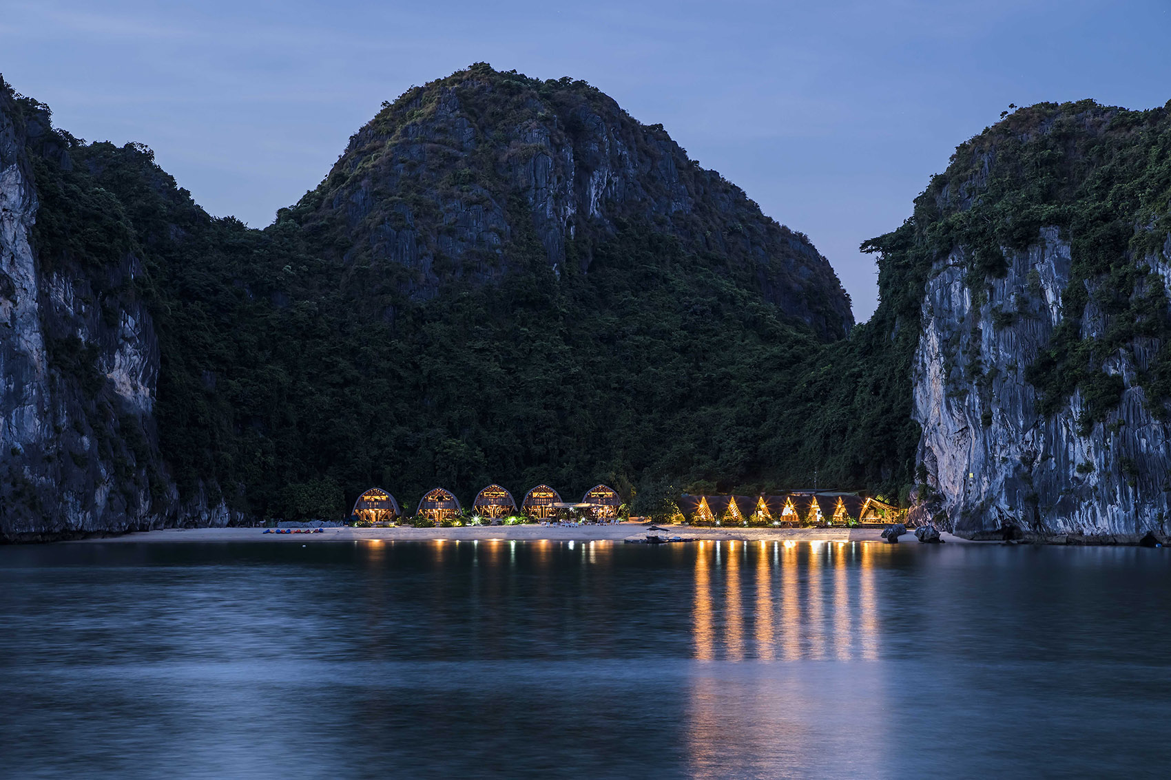 漂流岛度假村，越南/绿色山脉、白色沙滩与蓝色海洋中的竹结构-36