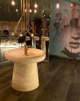 布达佩斯中心地带的意大利餐厅“LA FABBRICA”丨匈牙利布达佩斯