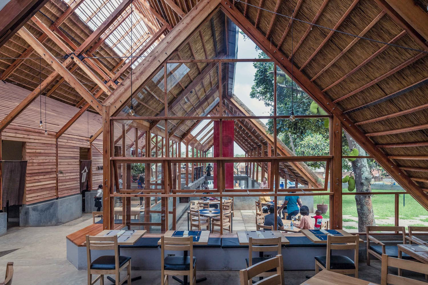 Yamasen日式餐厅，乌干达/桉树木材屋顶下的惬意清凉空间-24