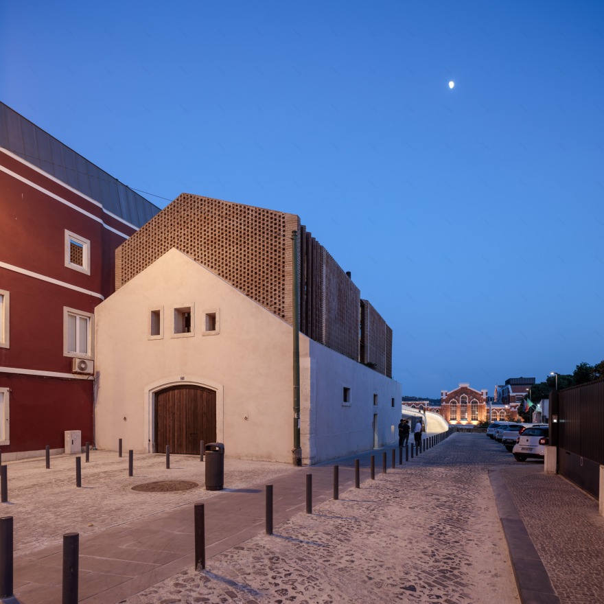 葡萄牙里斯本 Altinho 别墅,融合住宅与仓库特色的现代设计-24