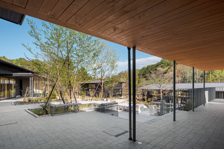 町田药师池公园“四季彩之森”游客中心,日本/运用村落般的建筑形式营造愉悦步行体验-39