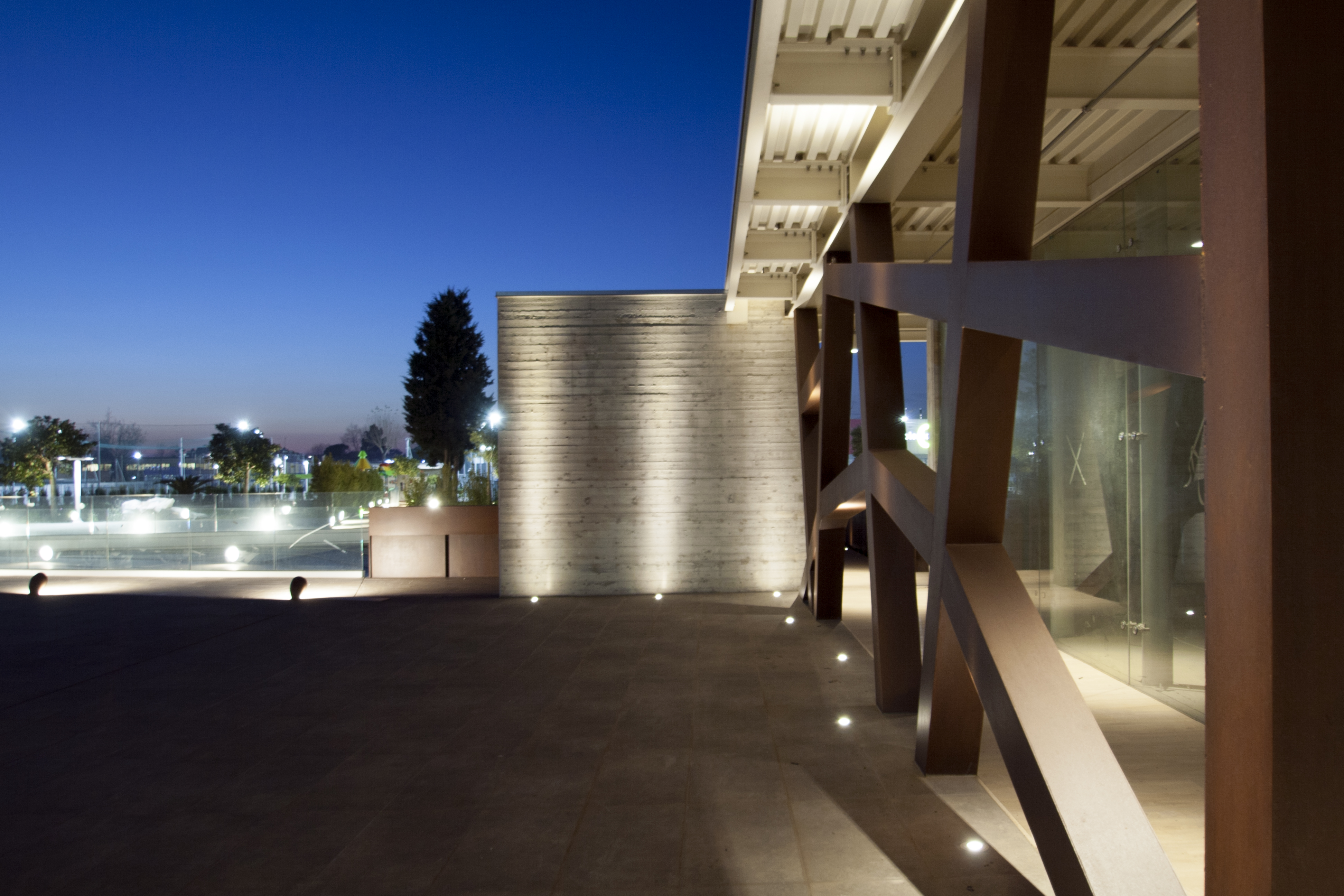 裸露结构中的多功能中心-4