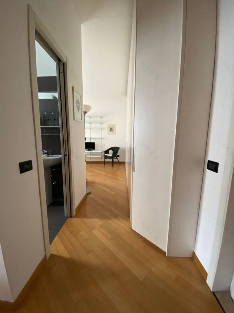 米兰 Portello 小户型改造,极简“全白”设计打造舒适温馨生活空间-1