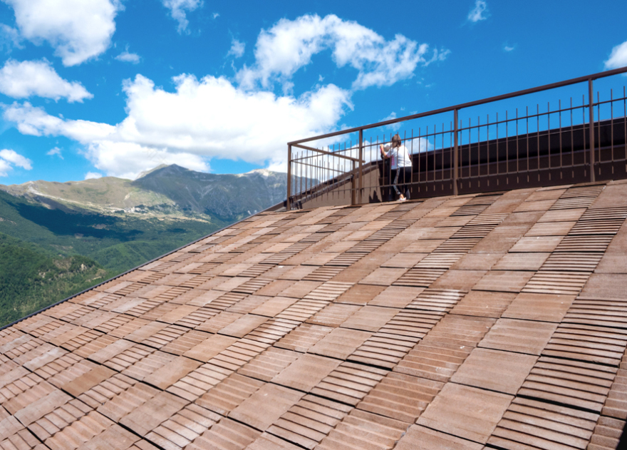 震后重生 · 意大利多功能中心融入山景-5