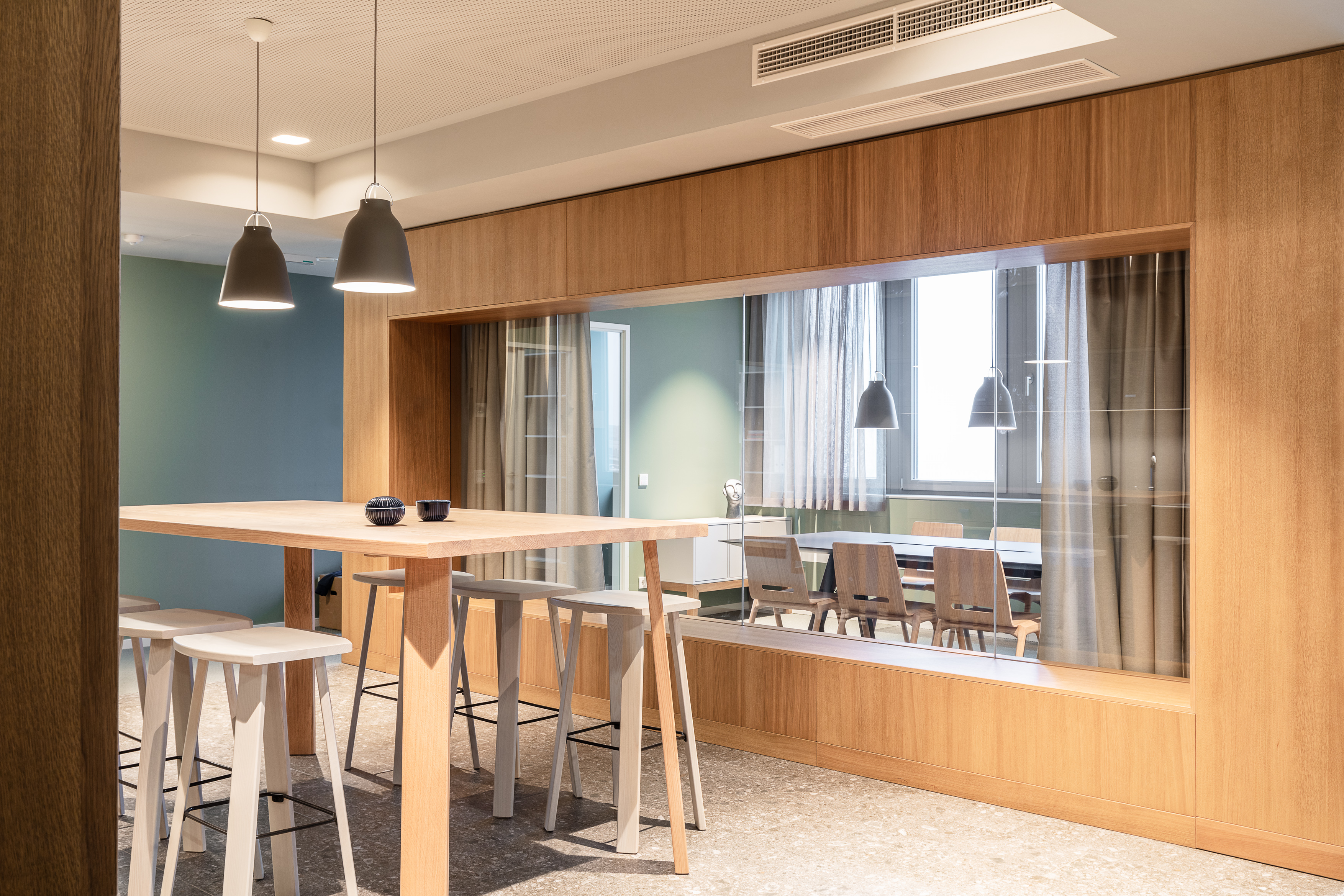 绿蓝相映,自然舒适的办公空间-4