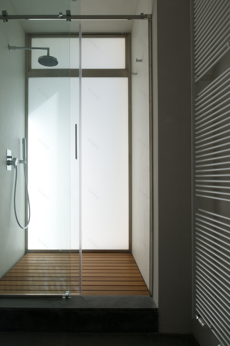 岩石与绿植共生的意式别墅设计-6