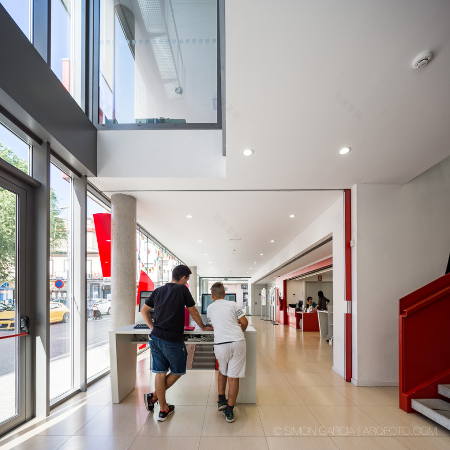 双体交汇的透明图书馆设计-12