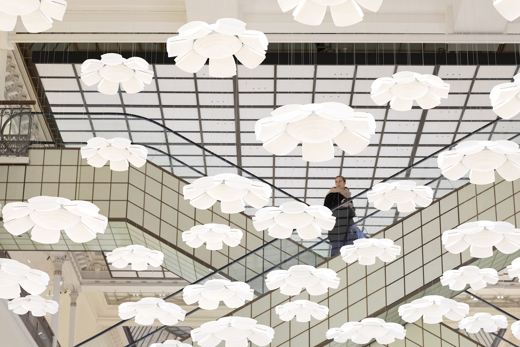nendo在巴黎Le Bon Marche举办白色展览：雨后花/负与正的转换-42