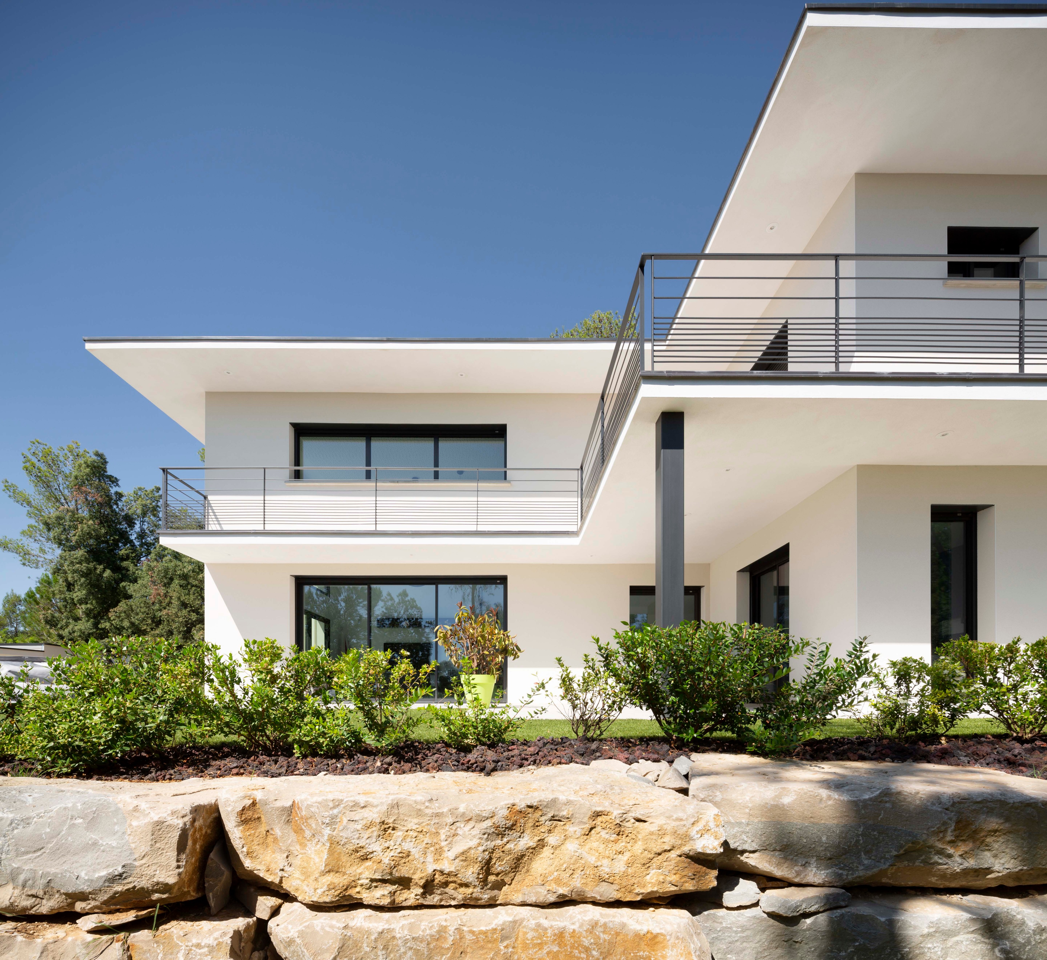 Saint Mathieu 别墅 | 山景与绿意共生,室内外生活和谐交融-0