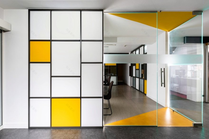 "优化空间利用,展现照明产品魅力的办公室设计"-2