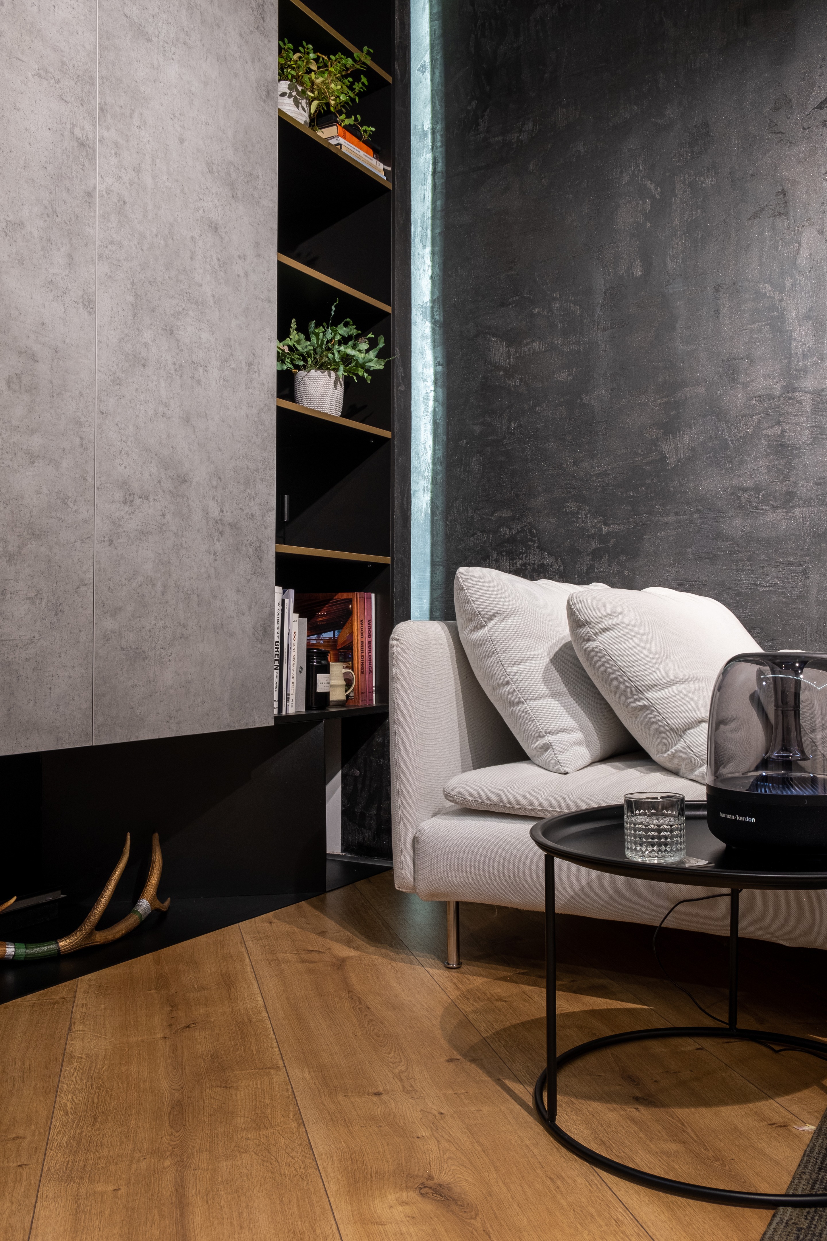 黑白极简公寓，融入自然的粗犷之美-8