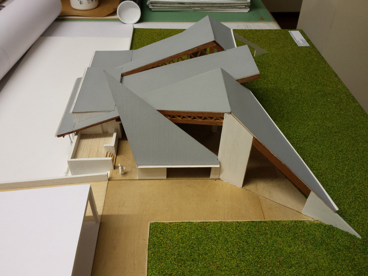 绿意盎然的多功能建筑与城市公园-9