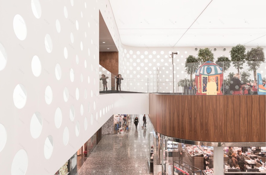 翻新后的意大利 Arezzo 中心 · 现代与传统融合的商业空间-17