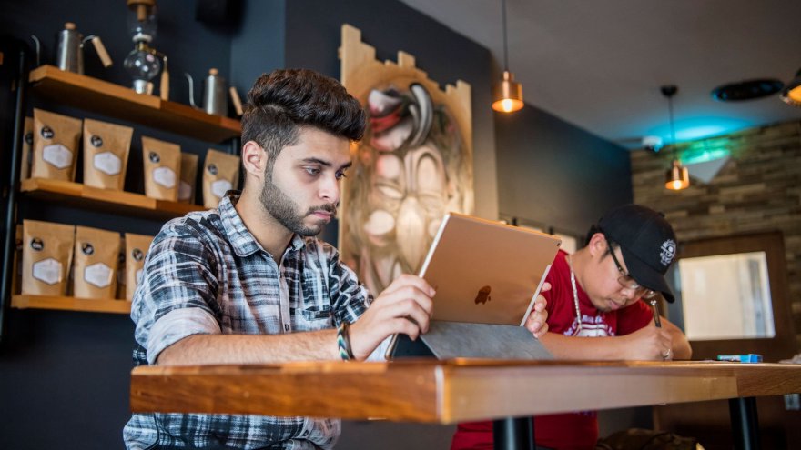 废木与铜的奢华碰撞——Liqui Studio 为 Brew 92 打造的中东风情咖啡店-9