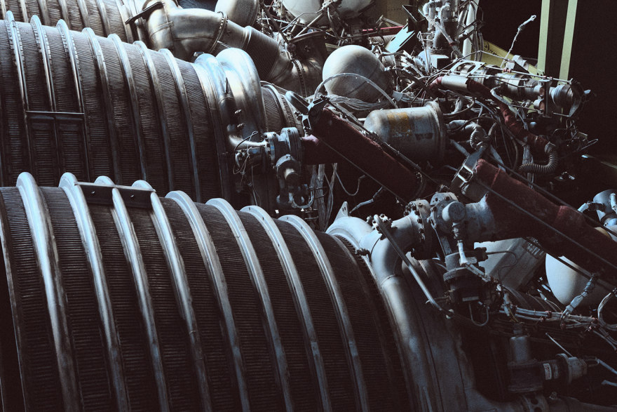 Zac Henderson 打造工业风 Saturn V 火箭内部空间设计-5