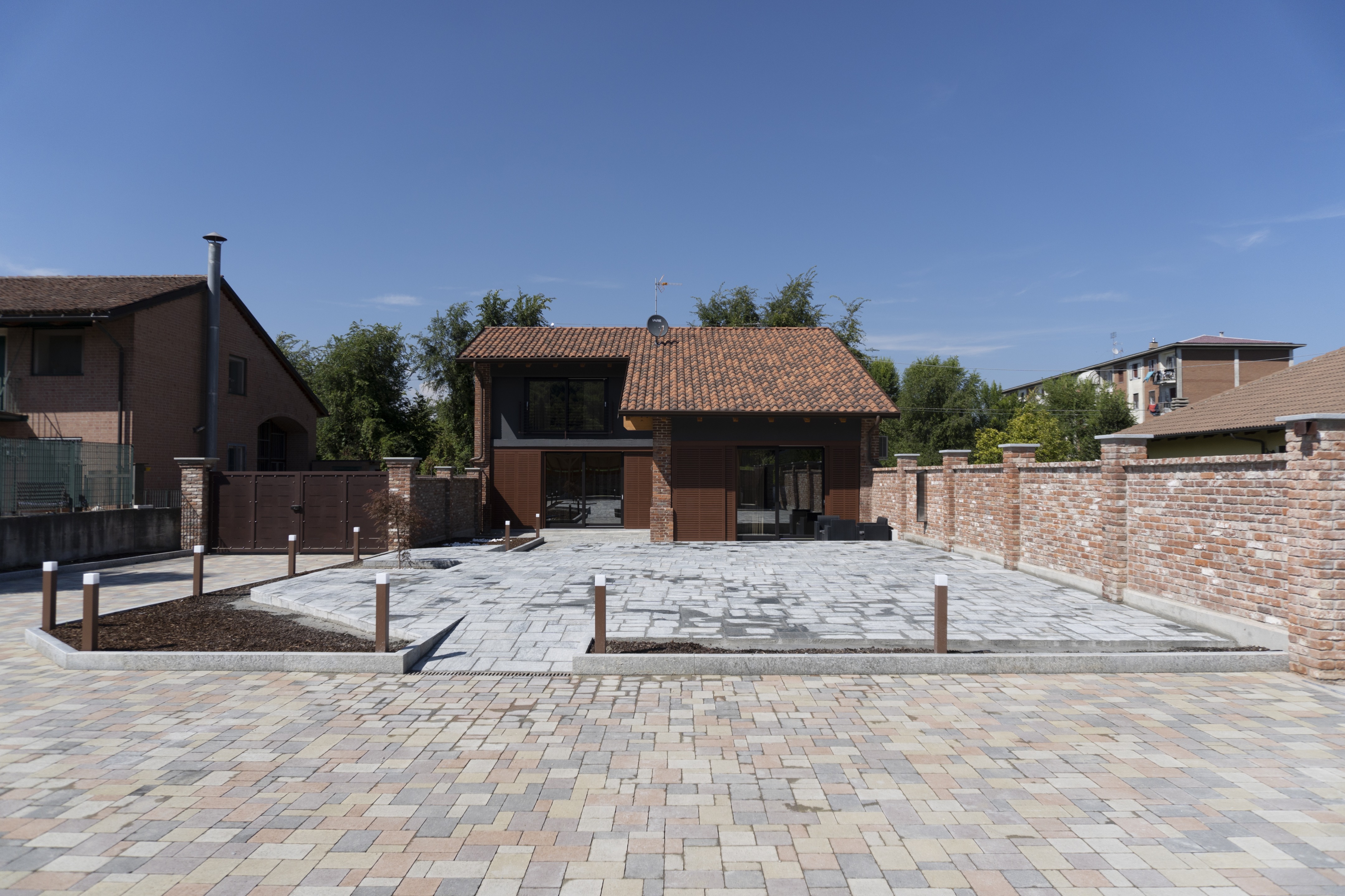 乡村旧屋翻新,金属屏风打造舒适居住环境-17