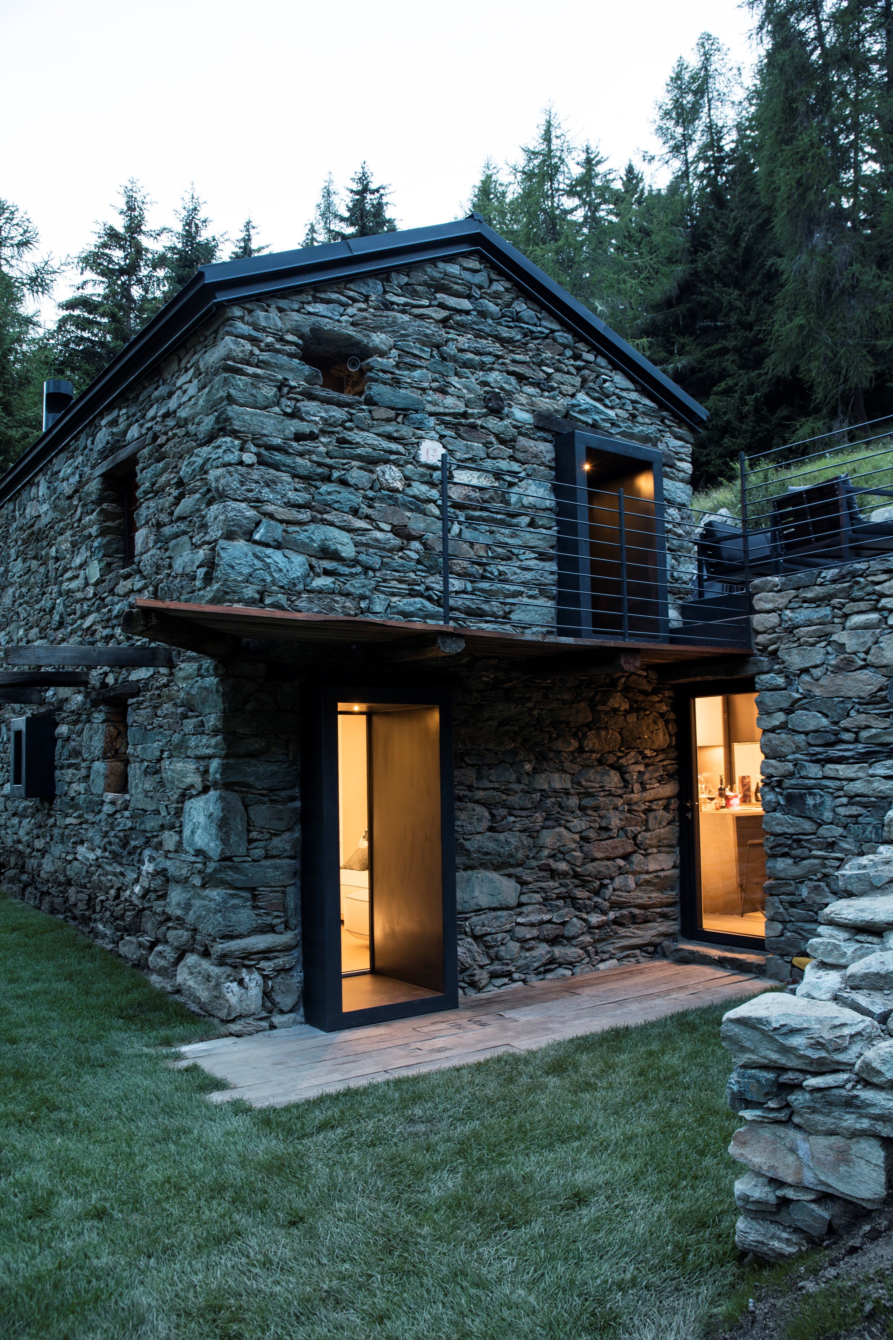 森林中的石头小屋-6