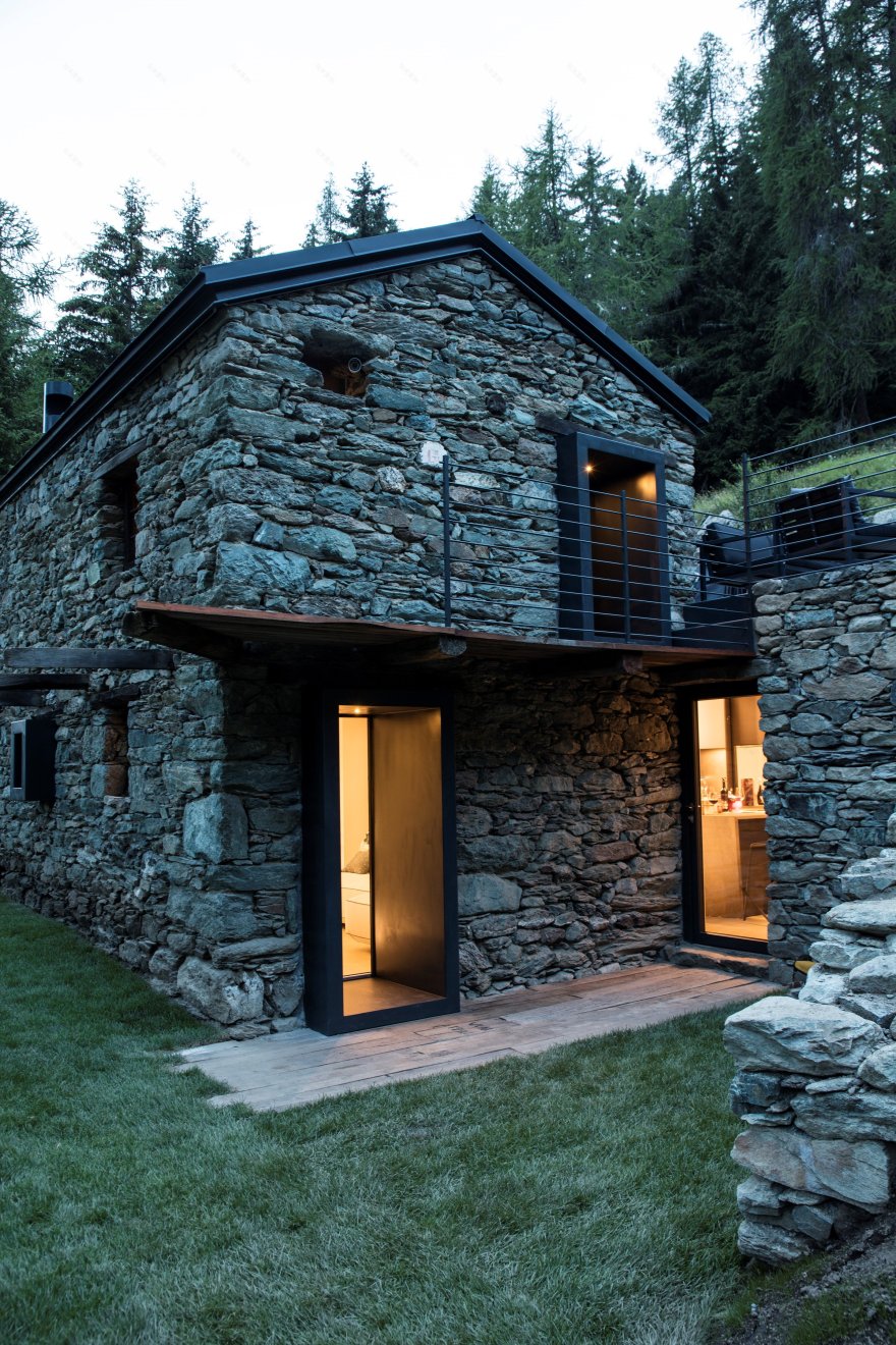 森林中的石头小屋-6