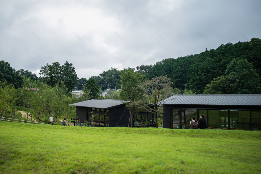 町田药师池公园“四季彩之森”游客中心,日本/运用村落般的建筑形式营造愉悦步行体验-12