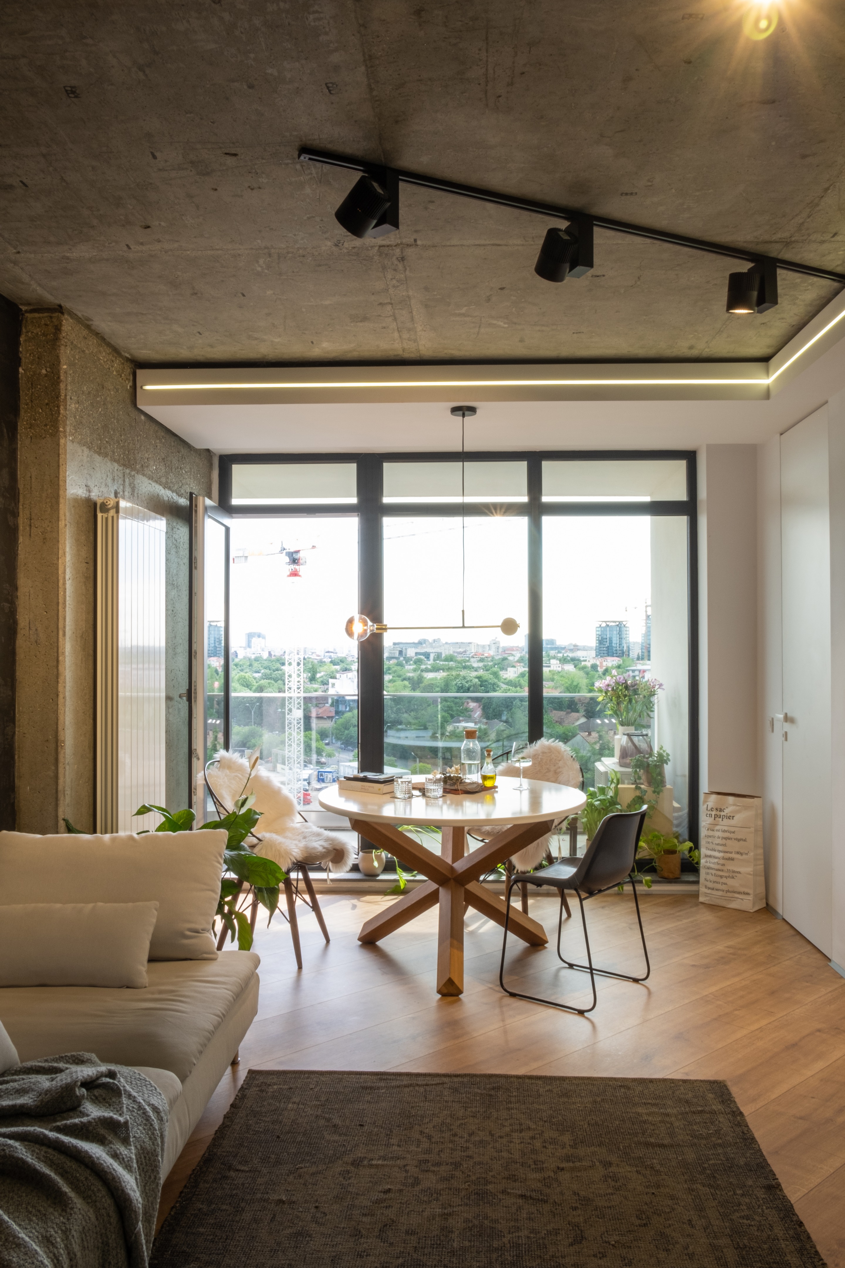 黑白极简公寓，融入自然的粗犷之美-5