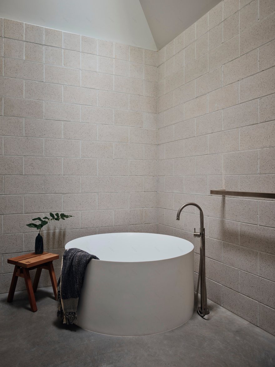 混凝土金字塔下的海滩别墅设计-22