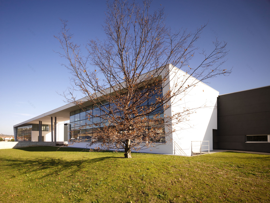 意式轻工业风建筑,环保节能的办公仓储佳作-0